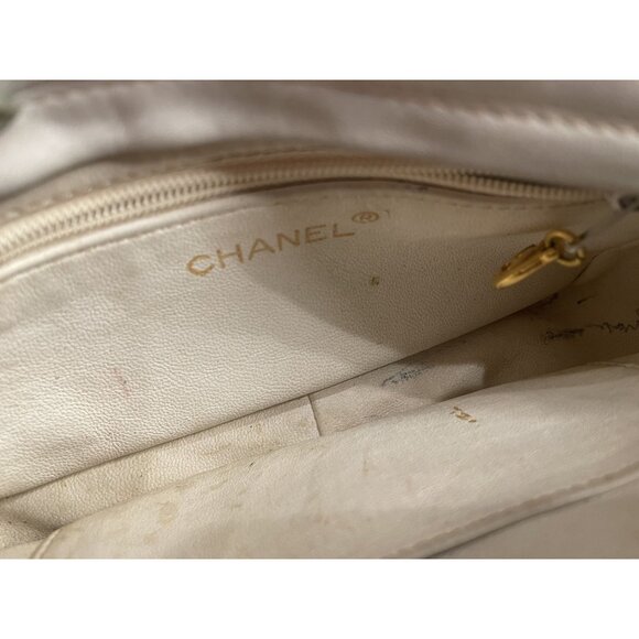 Chanel: RARE 1994 White Envelope Camera Vintage Chanel Quilted Lambskin Leather - Picture 14 of 16